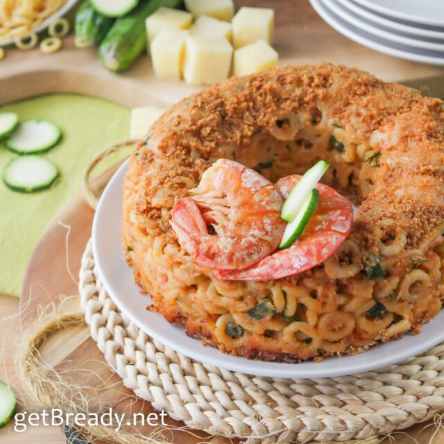 ➡️ 🇮🇹 ️TIMBALLO DI ANELLETTI CON ZUCCHINE E GAMBERI ⬅️➡️ 🇬🇧 PASTA FLAN WITH ZUCCHINI & SHRIMPS ⬅️.👉 rimani aggiornato su @getbready ..🇮🇹 ️Che ricordi 💙Questo timballo lo avevo assaggiato in versione monoporzione in un bellissimo locale vista tramonto a #Favignana , di quelli che illuminano il cielo di un meraviglioso arancio intenso 🌞💥Che ve lo dico a fare, non vedo l’ora di tornarci ma per il momento mi “accontento” a tavola.Il panorama non sarà lo stesso, ma vi assicuro che se mentre lo assaggiate chiudete gli occhi sembrerà di stare lì in riva al mare.⬇️⬇️⬇️⬇️⬇️⬇️⬇️➡️ RICETTA COMPLETA: 🔍 CERCA timballo-di-anelletti-con-zucchine-e-gamberi/ SU www.getbready.net. .🇬🇧 It had been a really long time that I wanted to make this #pastaflan and I finally did it! I tasted it for the first time in single-portion version during a holiday in #Sicily under a stunning #sunset 🌞💥. I can’t wait to go back to that wonderful place but for the moment I’m trying to get satisfaction cooking this recipe. I know: the view it’s not the same, but I assure you that if you close your eyes while tasting it, it will seem to be by the sea.⬇️⬇️⬇️⬇️⬇️⬇️⬇️➡️RECIPE: 🔍SEARCH pasta-flan-with-zucchini-and-shrimps ON www.getbready.net..📌 Per continuare a vedere le mie RICETTE lascia un COMMENTO o un LIKE - grazie! 🙏🙏 .#getBready