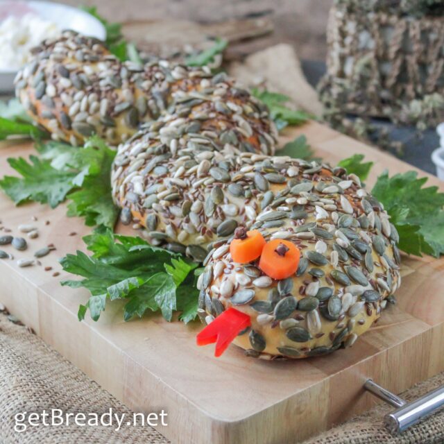 Vuoi stupire tutti la sera di Halloween con un centrotavola salato pazzesco e un cocktail a tema? 🐍🩸✨
.
🇮🇹 ROTOLO SERPENTE & DRINK DEL VAMPIRO 🐍🩸
La cena di Halloween d'effetto pronta in 35'!
.
Oggi prepariamo il Rotolo Serpente di pizza e il Cocktail del Vampiro con la siringa "insanguinata"! Due idee facilissime, scenografiche e perfette sia per gli adulti che per i bambini (il drink si fa anche analcolico!).
.
⏱️ TEMPI: 35 minuti il Serpente • 7-8 minuti il Cocktail
.
🐍 ROTOLO SERPENTE:
1️⃣ Srotola una base per pizza, farcisci con formaggio spalmabile, tonno, pomodori secchi e origano.
2️⃣ Arrotola, sigilla i bordi e dalle la forma a "S". Spennella con uovo, ricopri di semini e inforna a 170-180°C per 30 minuti.
3️⃣ Tocco finale: Crea la lingua biforcuta con il peperone e gli occhi con rondelle di carota e chiodi di garofano!

🩸 COCKTAIL DEL VAMPIRO:
1️⃣ Frulla i mirtilli con zucchero a velo per fare la purea e riempici una siringa (senza ago!).
2️⃣ Nei bicchieri metti un cucchiaio di purea, ghiaccio, succo di mela, un goccio di gin (omettilo per i bambini!) e un pochino di seltz (o acqua frizzante).
3️⃣ Servi con la siringa appoggiata sul bicchiere pronta da spremere!
.
💡 TRUCCO SMART: Puoi preparare la purea di mirtilli e sagomare il serpente in anticipo, per poi infornare e assemblare i drink poco prima della festa!
.
📩 VUOI LA RICETTA COMPLETA CON LE DOSI ESATTE?
Commenta "VAMPIRO" qui sotto e ti invio subito la scheda completa in DM! 📬✨

📌 Salva il post per il tuo menu di Halloween!
💬 Ti incuriosisce di più il serpente al tonno o il cocktail con la siringa? Scrivimelo nei commenti! 👇
.
🇬🇧 ENGLISH READERS:
Snake Pizza Roll & Vampire Cocktail 🐍🩸 Comment "VAMPIRO" below to get the full recipe with ingredients and steps sent directly to your DMs! ✨

#GetBready #HalloweenSmart #RicetteHalloween #RotoloSerpente #CocktailDelVampiro #HalloweenParty #MammeInCucina #SalvaCena #RicetteVeloci #HalloweenFood