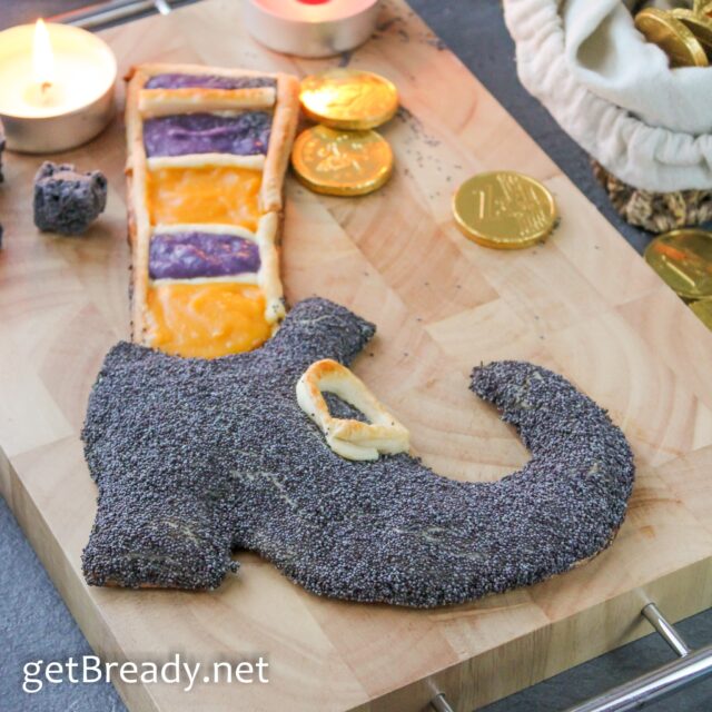 Chi ha detto che la calza si prepara solo a Gennaio? 🧹✨ Per Halloween arriva la versione salata, scenografica e pronta in 30 minuti della Calza della Strega!.🇮🇹 CALZA DELLA STREGA SALATA🇬🇧 Savory Witch's Boot.Zero lievitazioni: basta un rotolo di pasta brisée, formaggio spalmabile e due creme di verdura colorate (zucca 🎃 e cavolo viola 💜).Un'idea divertentissima da fare insieme ai bambini per il weekend o per i buffet di Halloween!⏱️ PRONTA IN: 30 minuti (15' prep + 15' cottura)🧹 3 TRUCCHI IN SINTESI:1️⃣ Stampa la sagoma della gamba per ritagliare la brisée senza errori.2️⃣ Farcisci la scarpetta con formaggio e coprila con semi di papavero neri!3️⃣ Alterna la crema di zucca e cavolo viola per l'effetto calza a righe.📩 VUOI LA RICETTA DETTAGLIATA STEP-BY-STEP?Lascia un commento con scritto "STREGA" e ti mando subito il link con tutte le dosi e i passaggi in DM! ✨.🇬🇧 ENGLISH READERS: 🧹🎃 A fun, 30-minute Halloween recipe with pumpkin & red cabbage creams!📩 Want the full detailed recipe in English? Just comment "WITCH" below and I’ll send it straight to your DMs! ✨.#GetBready #HalloweenSmart #RicetteHalloween #CalzaDellaStrega #RicetteVeloci #MammeInCucina #SalvaCena #FingerFoodHalloween