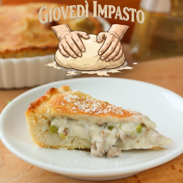 👐🏻 GIOVEDÌ IMPASTO #04 👐🏻Cercavi un'idea diversa per la cena? Questa pizza ripiena è la svolta! 🤤✨🥮 PIZZA RUSTICA DEL CONTADINO 👨‍🌾 Un guscio sofficissimo che si fa in ciotola con una semplice forchetta (niente braccia alla Schwarzenegger! 😉), pronto a racchiudere un cuore cremoso da pura acquolina: macinato, piselli, besciamella e Parmigiano. Un morso e te ne innamori! 😍 .🛒 INGREDIENTI BASE: • Impasto: 400g farina, 240ml acqua, ½ bustina lievito di birra, 2 cucchiai olio EVO, 6g sale.• Farcia: 100g macinato, 1 tazza piselli, 1 tazza besciamella, 2 cucchiai Parmigiano, cipolla,  vino bianco, olio e sale q.b.• Finitura: acqua + olio e sale q.b. .👩🏻‍🍳 I PASSAGGI IN BREVE:1️⃣ IMPASTA: Mescola in ciotola farina, sale, acqua, lievito e olio con una forchetta. Dai due pieghe veloci a mano sul piano infarinato e fai lievitare 3 ore.2️⃣ FARCISCI: Rosola la cipolla con il macinato, sfuma con il vino, unisci i piselli e cuoci 5 min. A fuoco spento aggiungi besciamella e Parmigiano.3️⃣ ASSEMBLA: Stendi l'impasto in due dischi. Metti il primo nella teglia unta, versa la farcia, copri con il secondo e sigilla bene i bordi.4️⃣ CUOCI: Spennella con l'emulsione di acqua, olio e sale. Inforna a 250°C per 20-25 minuti!📖 VUOI IL LINK DIRETTO ALLA RICETTA COMPLETA?💬 Scrivi la parola "RUSTICA" nei commenti e ti invio subito la ricetta passo passo ! 📩👇📌 Salva il post per non perderlo e dimmi nei commenti: tu la proverai con questo ripieno cremoso o hai già in mente una variante tutta tua? 😋Ci vediamo giovedì prossimo con una nuova ricetta tutta da impastare! 🌾#GetBready #GiovedìImpasto #TortaRustica #PizzaFattaInCasa #ManiInPasta #RicetteSemplici #ComfortFood #NoKnead #LievitatiFattiInCasa