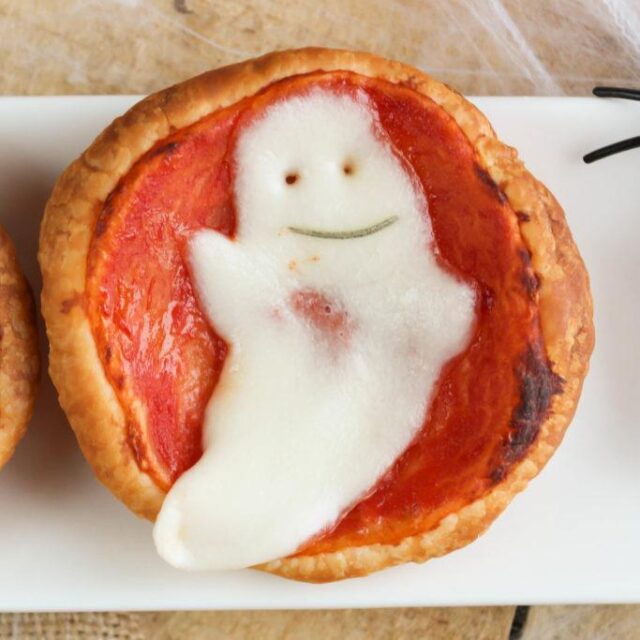 Halloween con i bambini senza impazzire? Vi svelo 2 trucchi geniali per un buffet salato d'effetto in soli 15 minuti! 👻👁️✨.🇮🇹 2 FINGER FOOD PER HALLOWEEN 👻👁️Pizzette Fantasma & Occhi di Mostro in 15'!.⏱️ PRONTI IN: 15 minuti | RESA: 20 pizzette + 15 tartine.👻 PIZZETTE FANTASMA:1️⃣ Ritaglia dei dischetti da un rotolo di sfoglia, aggiungi un cucchiaino di passata di pomodoro e inforna a 230°C per 8-10 minuti.2️⃣ Il Trucco: Immergi la mozzarella a pezzi in una pentola d'acqua calda (a fuoco spento): diventerà modellabile come plastilina! Sagoma i fantasmini e adagiali sulle pizzette calde.3️⃣ Fai gli occhietti con uno stuzzicadenti e la bocca con un ago di rosmarino!👁️ OCHI DI MOSTRO:1️⃣ Frulla la mozzarella con olio, sale e pepe. Crea la pupilla infilando un pezzetto di oliva taggiasca dentro un'oliva verde.2️⃣ Spalma la crema su fette di pane, crea una collinetta al centro e affonda la tua oliva-pupilla.3️⃣ Modella una fettina di prosciutto crudo attorno alla crema per fare la "palpebra"!.💡 IL TRUCCO SMART: L'acqua calda è magica per la mozzarella! Se si indurisce mentre la lavori, basta reimmergerla qualche secondo..📩 VUOI LA SCHEDA COMPLETA CON LE DOSI ESATTE?Commenta "HALLOWEEN" qui sotto e te la invio subito nei DM! 📬✨📌 Salva il post per il 31 ottobre!💬 Quale trucco proverai per primo: la mozzarella nell'acqua calda o l'occhio con la palpebra? 👇.🇬🇧 ENGLISH READERS:Monster Eyes & Ghost Mini Pizzas 👻👁️Comment "HALLOWEEN" below to get the full recipe with ingredients and steps sent directly to your DMs! ✨#GetBready #HalloweenSmart #RicetteHalloween #PizzetteFantasma #OcchiDiMostro #FingerFoodHalloween #MammeInCucina #RicetteVeloci #SalvaCena #HalloweenKids #TrucchiInCucina
