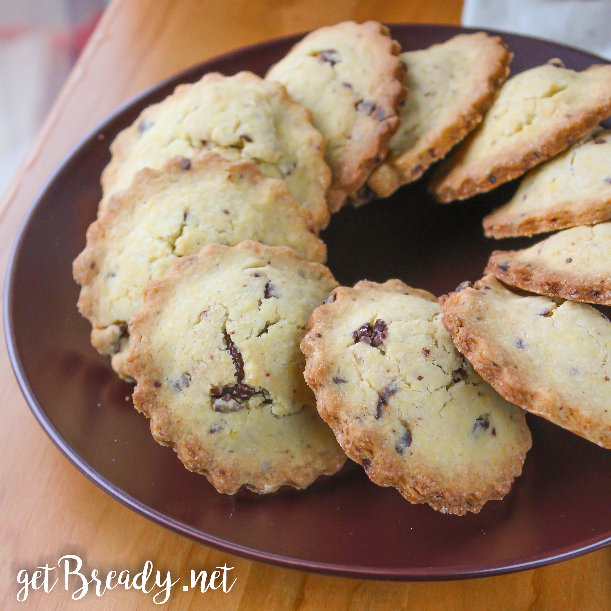 🇮🇹 BISCOTTI CIOCCOLATOSISSIMI 🍫Cuore morbido & croccante fuori!.Dedicato a tutti quelli per cui “il cioccolato non è mai abbastanza”! 🍫🍪✨.Quelli per cui il tartufo è solo quello con il cacao sopra, quelli che per la foga non hanno mai letto i bigliettini dei Baci Perugina 📜 e quelli che a Natale vanno in overdose da Lindor 😵 (che credetemi, sta diventando la patologia al centro dei convegni scientifici di mezzo mondo!).Cari miei, oggi ho pensato proprio a voi con dei biscotti con un doppio livello di golosità:1️⃣ All’esterno: frolla croccante arricchita da pepite di cioccolato.2️⃣ All’interno: un cuore cremosissimo che vi porterà direttamente in estasi!Ideali per una colazione carica di energia ☕💪 o per una coccola serale sul divano.🔗 LA RICETTA COMPLETA: La trovi al link in bio o direttamente sul blog cercando "Biscotti cioccolatosissimi".📌 Salva subito il post per la prossima voglia irrefrenabile di cioccolato!💬 Tu a quale categoria appartieni? Ti bastano due gocce o sei da overdose come me? Scrivimelo nei commenti! 👇🇬🇧 ENGLISH READERS:Double Chocolate Cookies with a soft, creamy heart! 🍫🍪Crispy on the outside, melting on the inside.📩 Want the full detailed recipe in English? Just comment "RECIPE" below and I’ll send it straight to your DMs! ✨#GetBready #BiscottiAlCioccolato #BiscottiFattiInCasa #BiscottiFacili #RicetteGolose #CioccolatoLovers #ColazioneItaliana #DolciFattiInCasa #RicetteDolci