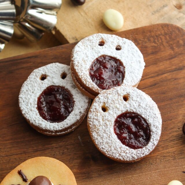 Un solo rotolo di pasta frolla e 3 idee facilissime e spaventose per far felici i bambini! 🎃🕷️👻✨
.
🇮🇹 1 PASTA FROLLA = 3 BISCOTTI DI HALLOWEEN! 🎃🕷️👻
Pronti in 30' con Facce da Paura, Ragnetti e Fantasmini!
.
Oggi prepariamo i Biscotti Misti di Halloween: niente stampini introvabili, basta una formina tonda (o un bicchiere) e ingredienti semplici per creare un vassoio di dolcetti scenografici e divertentissimi!
.
⏱️ TEMPI: 30 minuti totali (10' cottura)
🍪 RESA: Circa 20 biscottini misti
.
🎃 1. FACCE DA PAURA (Occhi & Bocca):
 - Ricava dischetti di frolla. Su metà fai occhi e bocca con uno stuzzicadenti.
 - Cuoci a 200°C per 10'. Spolvera i dischi bucati di zucchero a velo, spalma la marmellata sulla base e accoppiali!

🕷️ 2. RAGNETTI (Con Ovetto):
 - Ricava un disco di frolla e premi al centro col dito prima di infornare.
 - Una volta freddo, fissa un ovetto di cioccolato al centro con un velo di crema, poi disegna le zampe con cioccolato fuso e gli occhietti con la crema al mascarpone (o panna)!

👻 3. CESTINI FANTASMINO:
 -  Fodera degli stampini a cestino con la frolla e inforna.
 - Una volta freddi, crea il fantasma con una sac-à-poche di crema al mascarpone (o panna montata) e disegna gli occhietti con il cioccolato fuso!
.

💡 IL TRUCCO SMART: Se non hai tempo di fare la crema al mascarpone, puoi sostituirla tranquillamente con la panna montata!
.
📩 VUOI LA RICETTA COMPLETA CON LE DOSI ESATTE?
Commenta "BISCOTTI" qui sotto e ti invio subito la scheda completa in DM! 📬✨
.
📌 Salva il post per il weekend di Halloween!
💬 Quale dei tre ti piace di più: la Faccia da Paura, il Ragnetto o il Cestino Fantasma? 👇
.
🇬🇧 ENGLISH READERS:
3 Easy Halloween Cookies from 1 Dough Roll! 🎃🕷️👻 Comment "BISCOTTI" below to get the full recipe sent directly to your DMs! ✨
.

#GetBready #HalloweenSmart #RicetteHalloween #BiscottiHalloween #MammeInCucina #DolciHalloween #RicetteVeloci #MerendaHalloween #DolciFacili #HalloweenKids
