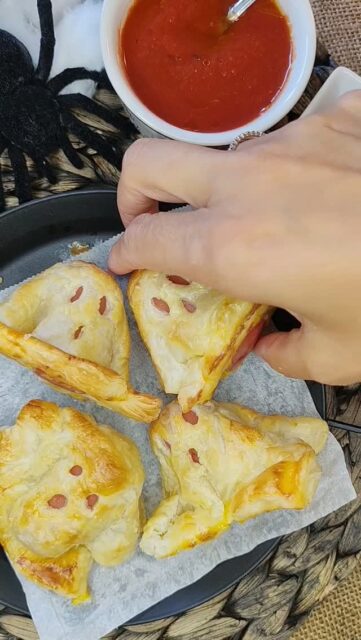 I fantasmi più furbi, croccanti e veloci della rete! 👻✨
. 

Se cerchi un'idea dell'ultimissimo minuto per l'aperitivo o la cena di Halloween, questi Wurstel Fantasma sono la salvezza. Si fanno con soli 3 ingredienti, si preparano in 5 minuti e piacciono a grandi e piccini! 🔥

Salva subito il Reel per il 31 Ottobre! 💾👇🏼
. 

🛒 INGREDIENTI (per 12 fantasmini):
1 rotolo di Pasta Sfoglia pronta 🥐
1 confezione di Wurstel 🌭
1 Tuorlo d'uovo + 1 pizzico di sale 🥚
. 

⚡ PROCEDIMENTO SLOW & EASY:
1️⃣ TAGLIA: Dividi il rotolo di pasta sfoglia in 12 riquadri e taglia anche i wurstel in 12 pezzetti uguali. 
2️⃣ FACCE DA FANTASMA: Con uno stuzzicadenti (o una cannuccia) pratica 3 fori su ogni riquadro di sfoglia per creare gli occhi e la bocca del fantasma 👁️👄👁️. 
3️⃣ AVVOLGI: Avvolgi ogni rettangolo di sfoglia attorno al pezzetto di wurstel. 
4️⃣ CUOCI: Spennella con il tuorlo e sale, poi inforna a 240°C per 12-15 minuti finché non sono ben dorati e gonfi! 👻🔥

🇬🇧 English: Easy 3-ingredient Halloween little Ghost: Cut puff pastry and hot dogs into 12 pieces. Make ghost faces on the pastry, wrap around hot dogs, brush with egg yolk and bake at 240°C / 460°F for 12-15 mins! 👻🎃
. 

📌 Salva il post e tagga nei commenti chi ama le ricette furbissime!
. 

💬 Li farai al forno o in friggitrice ad aria? Scrivimelo nei commenti! 👇🏼

#GetBready #Halloweenricette #WurstelFantasma #RicetteVeloci #PastaSfoglia